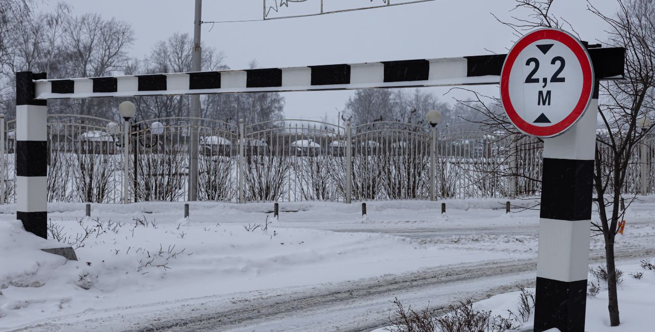 A road with a height limit of 2.2 meters.